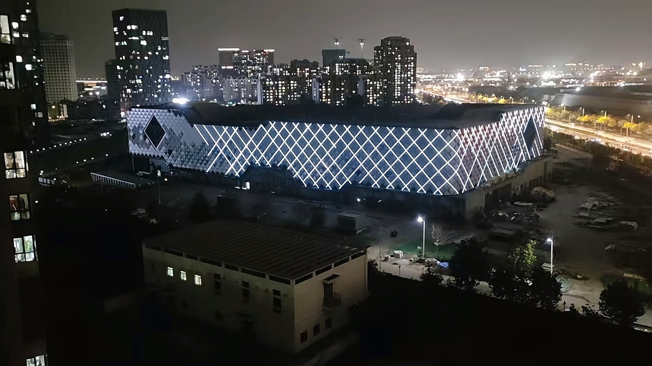 青岛的山姆亮灯了，这场山东首家山姆之争，应该是没啥悬念了。​青岛和济南较劲的厉害