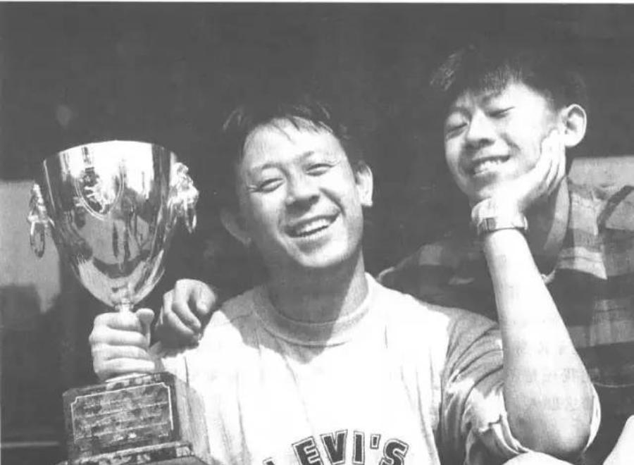 1993年，中国演员夏雨在电影《阳光灿烂的日子》中饰演活力四射的马小军，凭借这一