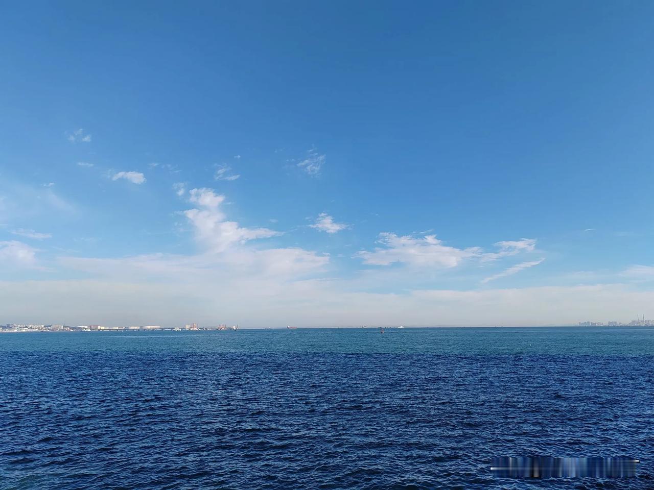 我亲戚家住在青岛维多利亚湾小区。因为房价比较便宜，所以买的人也比较多。这个小区是