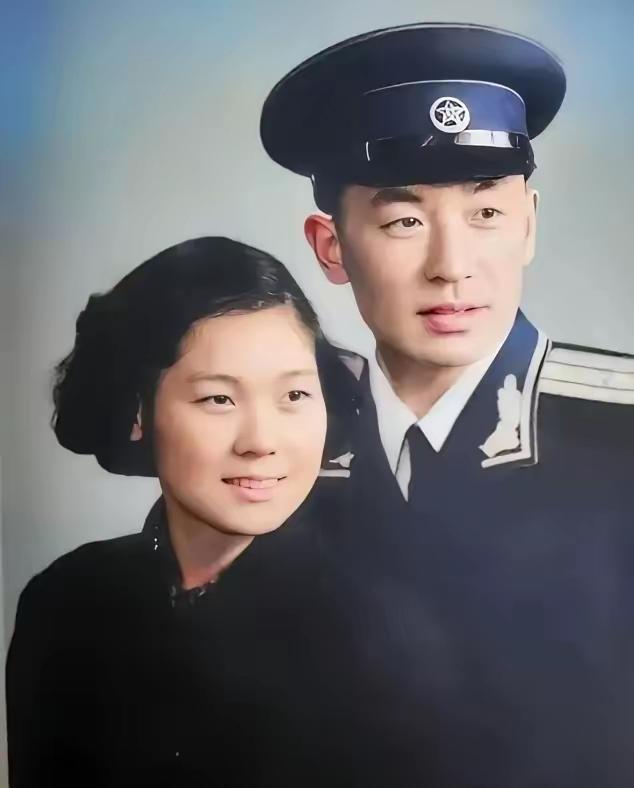 这是迟浩田和姜青萍的结婚照，都看看吧，俩人很有夫妻相，迟浩田将军年轻时很帅，姜青