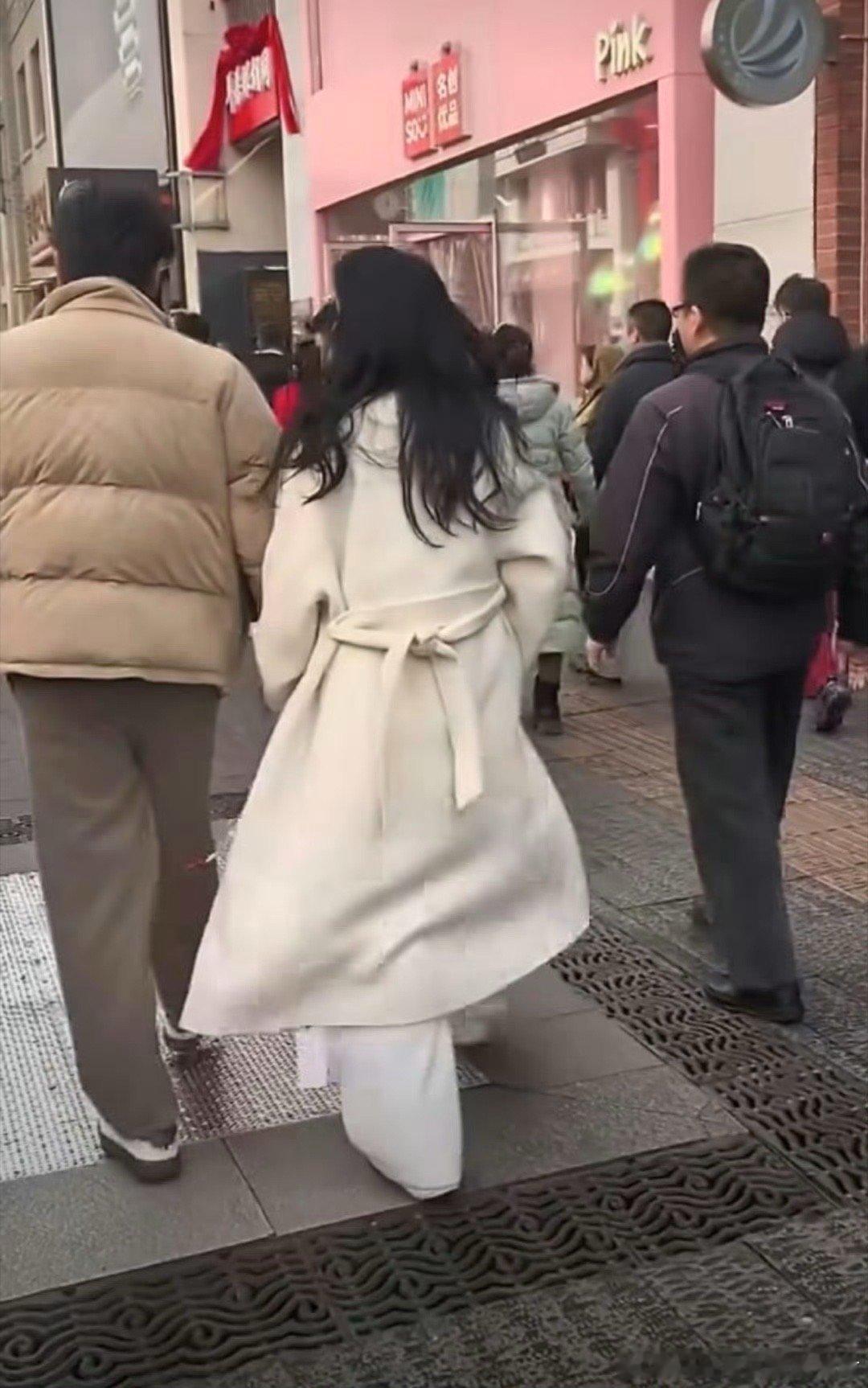 阎肃观察肃言肃语 秦昊伊能静沈阳逛街被偶遇，牵手同行好恩爱，伊能静衣服吊牌没摘引