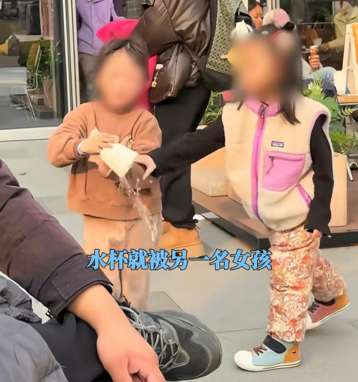 一杯水被打翻，居然在网上吵翻了天。这事看着是鸡毛蒜皮的小事，却戳中了不少人的心事