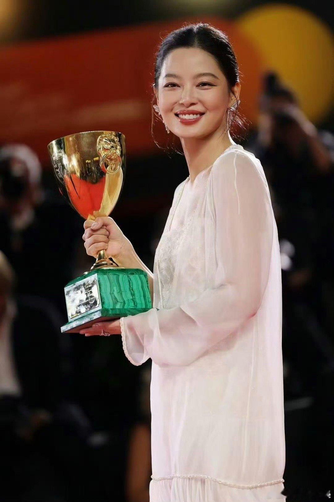 高叶祝贺辛芷蕾获威尼斯影后高叶发文恭喜辛芷蕾获奖高叶恭喜辛芷蕾获奖，恭喜，[太开