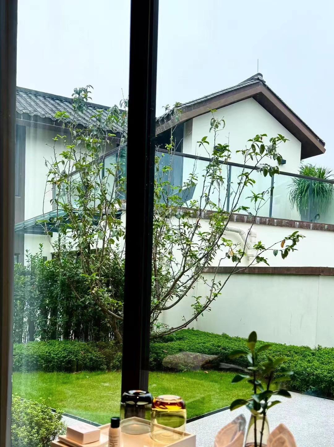 上联：青山绿水春常在，下联您请！紫燕黄鹂乐不休