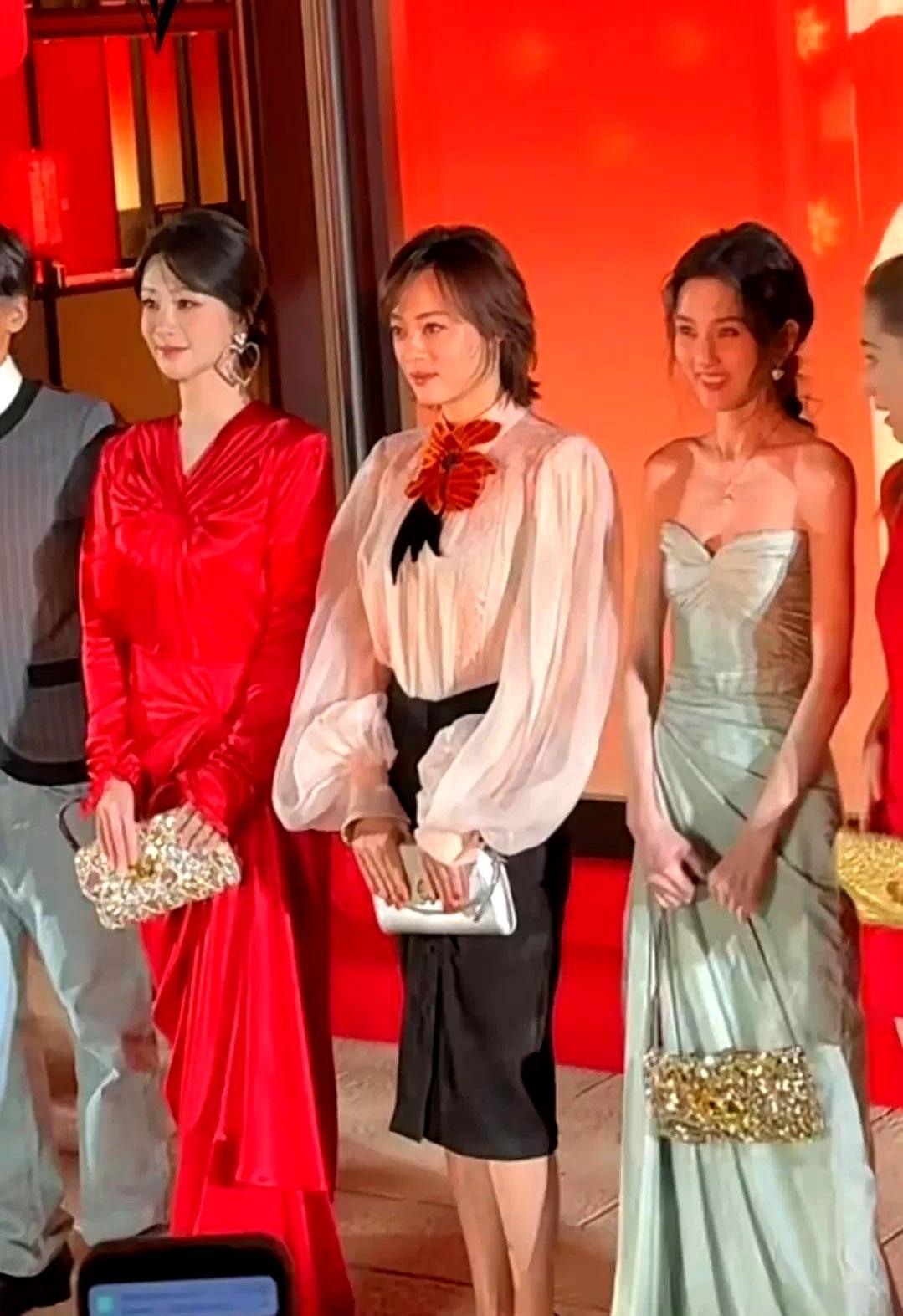 镁光灯照不到的后台。
杠铃片坠地的闷响。
呼吸在镜面墙上凝成白雾。
杨紫的Val