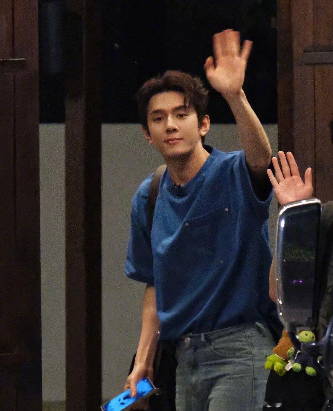 #披哥4官宣李佳琦#我不会是最后一个知道李佳琦上披哥的吧，真是闷声干大事，好期待