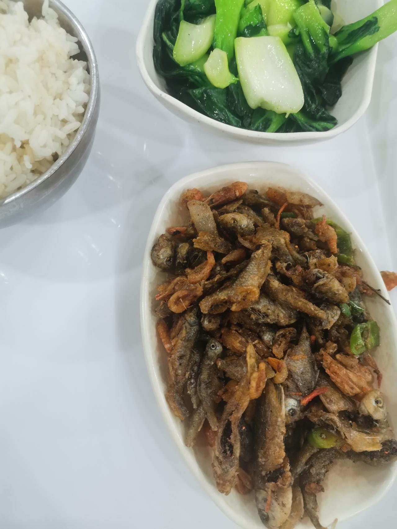 食堂的这个小鱼小虾10块钱一份，大家觉得怎么样？
我本来是比较喜欢吃的，但今天这