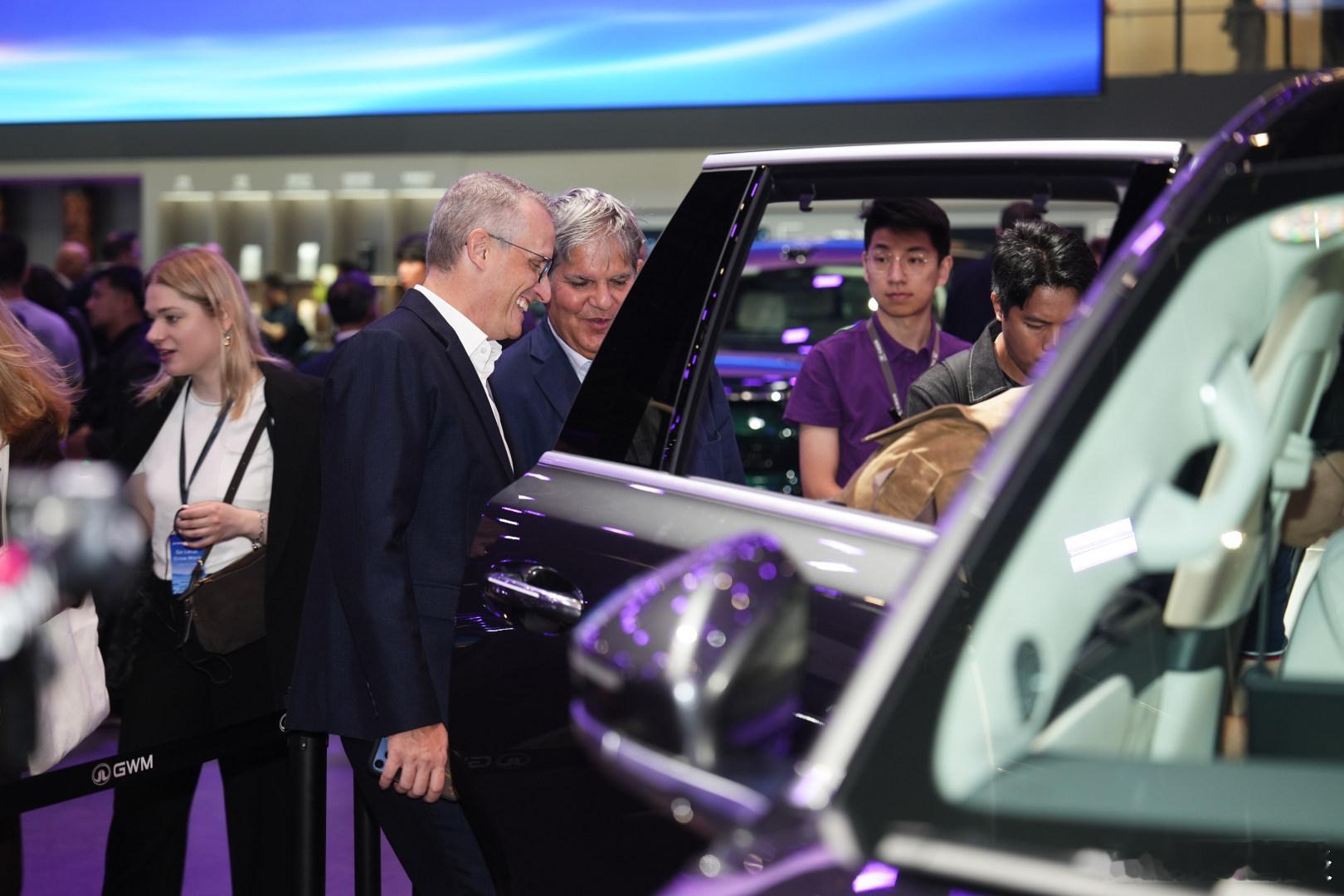 北京车展，魏牌以“领时代 智未来”为主题，重磅发布“AI豪华六座旗舰”魏牌V9X