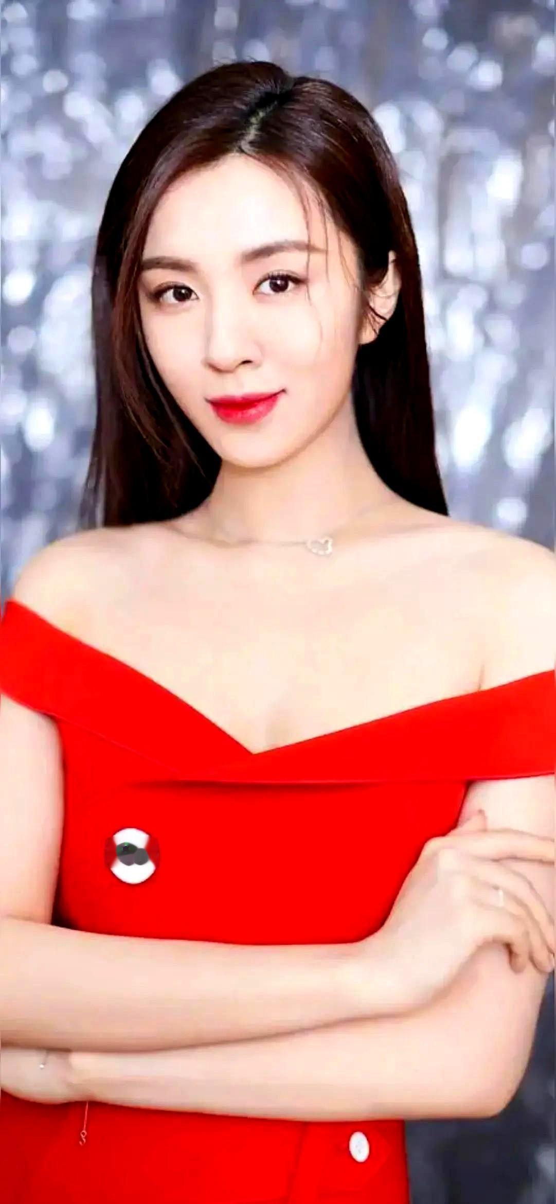 看王晓晨那张肿成猪蹄的手，再配上“人心呢”三个字，我心都咯噔一下。
前脚才被拍到