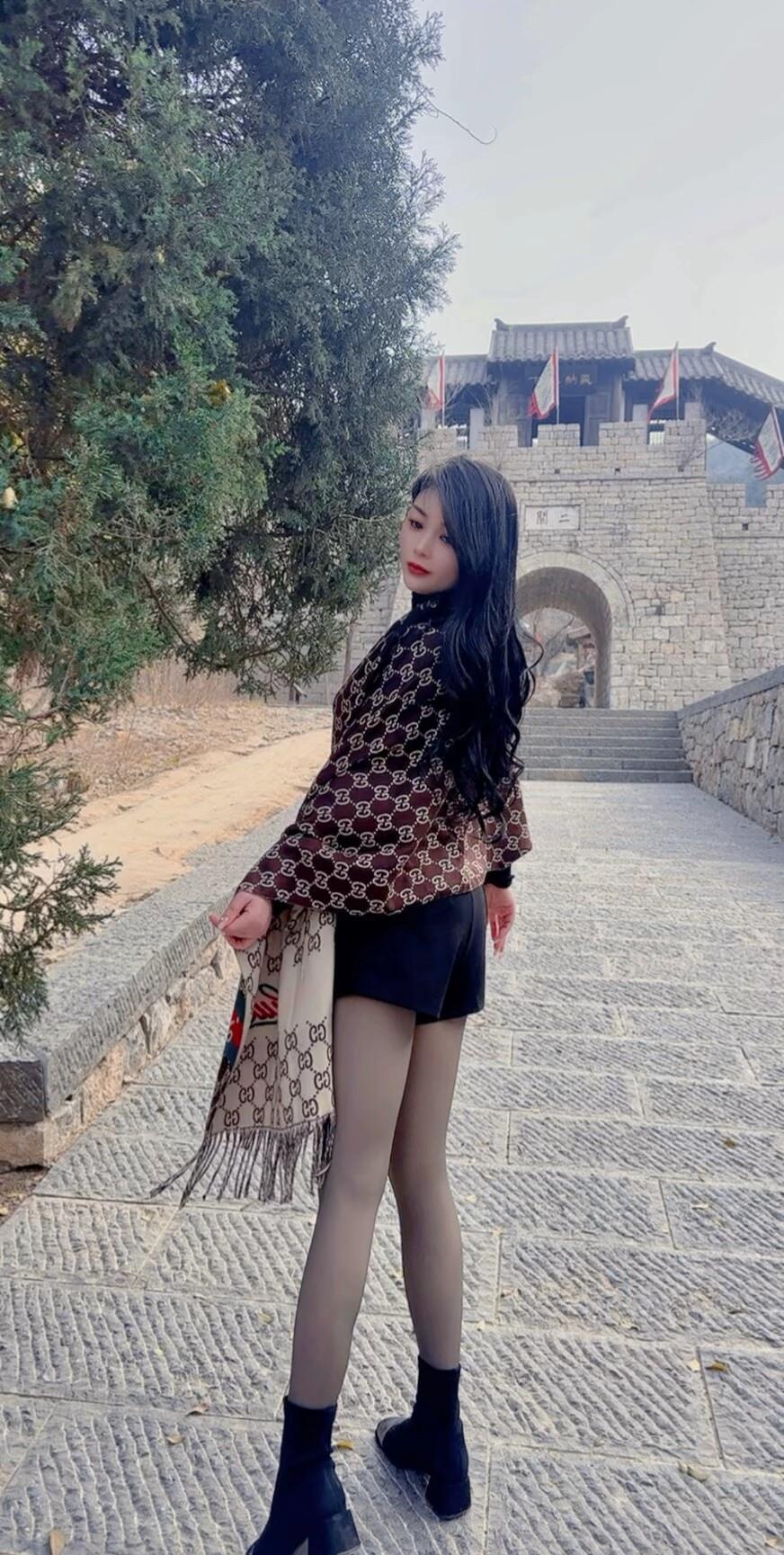 古道西风瘦马，斜阳照旧城。