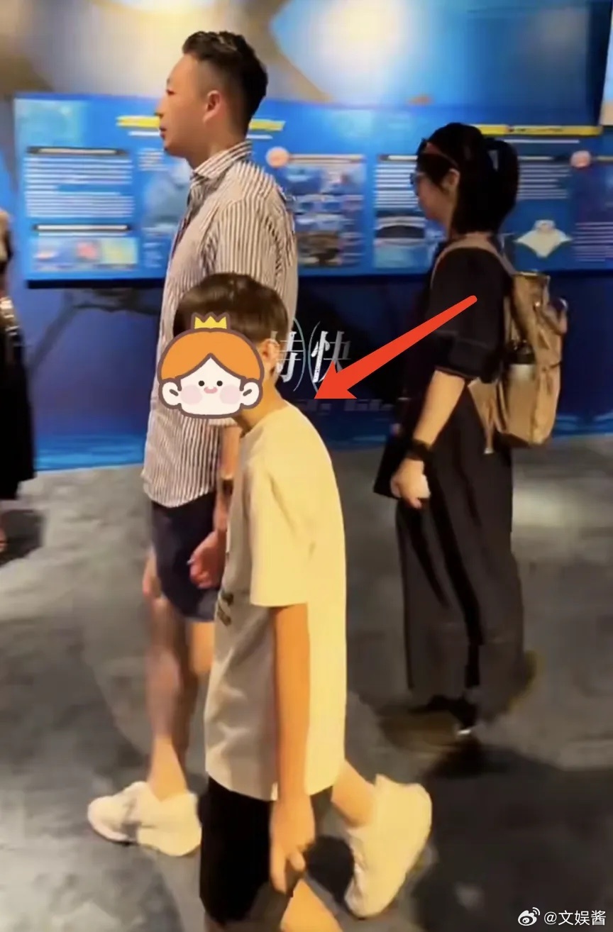 忽然发现小玥儿和小箖儿弯腰驼背很严重[笑cry] ​​​