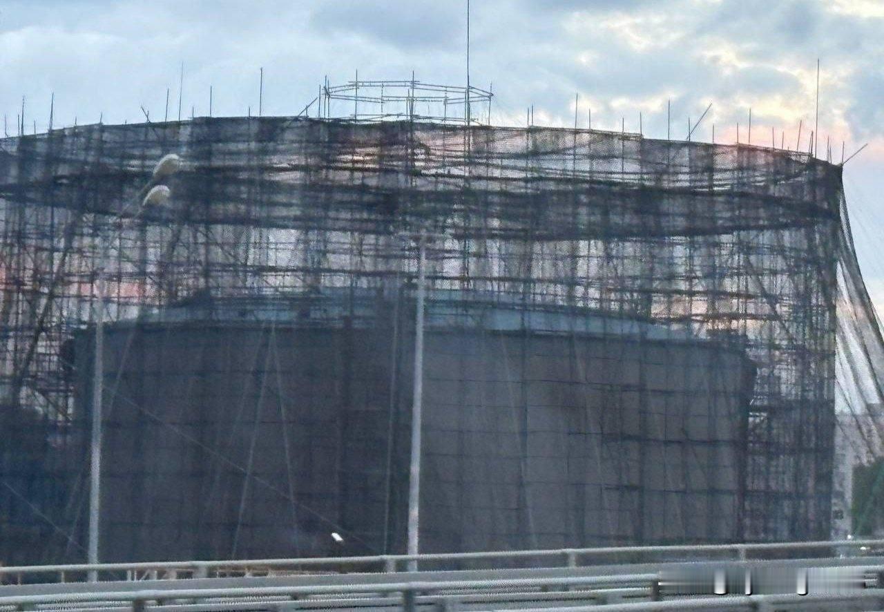 🗼🇷🇺 莫斯科地区为燃料储罐加装金属防护结构，以抵御无人机袭击

莫斯科地
