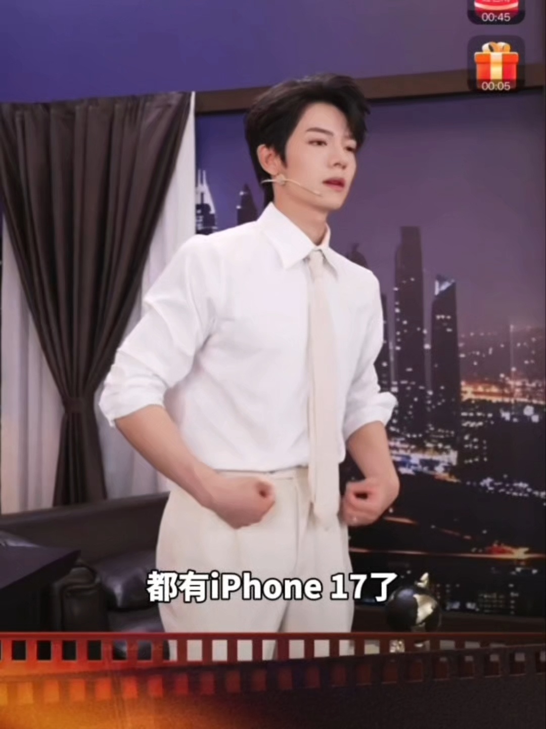 不是短剧演多了真成总了啊平日里出演各类霸总短剧的曾辉，线下活动惊喜送出手机。他淡