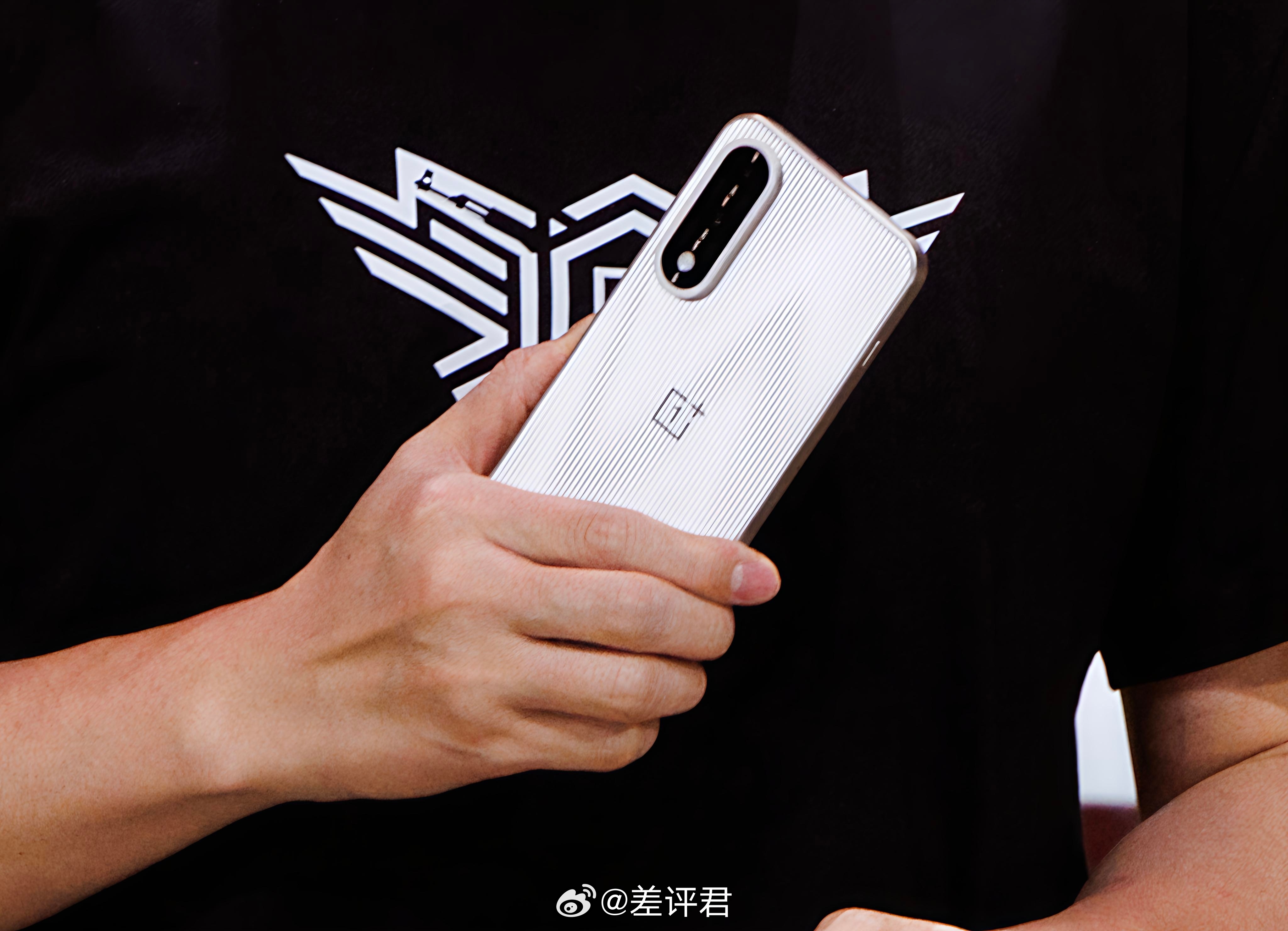 #差评说数码# 一加 Ace5 至尊版？果然世界是个圈，这 Deco 设计又转回