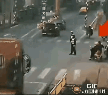 这么大的车在眼前不看见，还往死里冲，我都不知道这人是怎开的车？