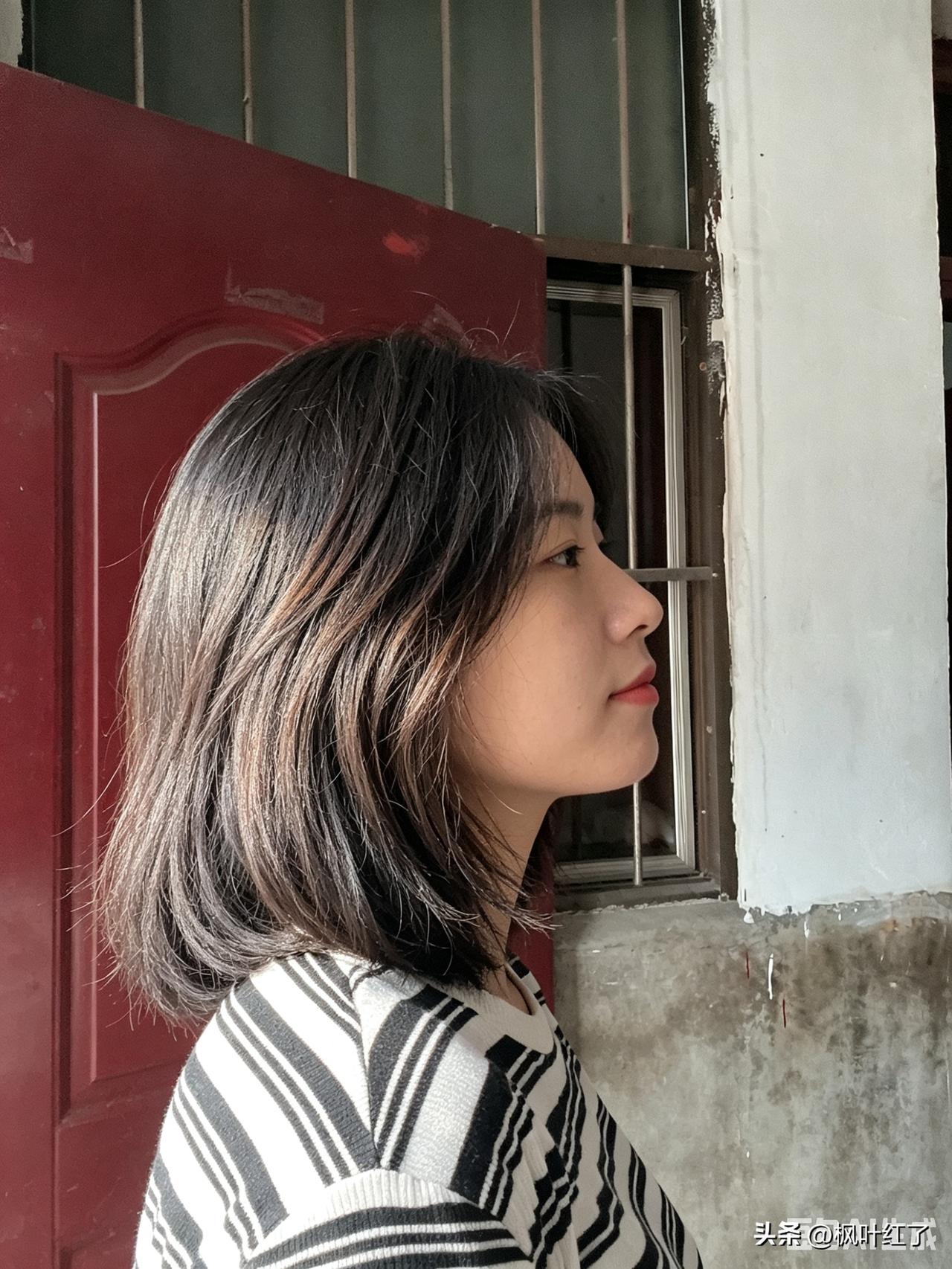 第一次在家染头发，其实并不难。我染头发不勤，一年也就染个两三次吧。去年我在网上买