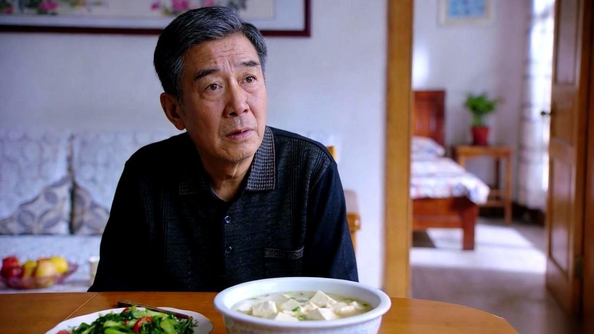 孙子把最后一口鸡腿塞我嘴里的时候，我差点没绷住。
那口肉，我嚼了半天，咸的。说不