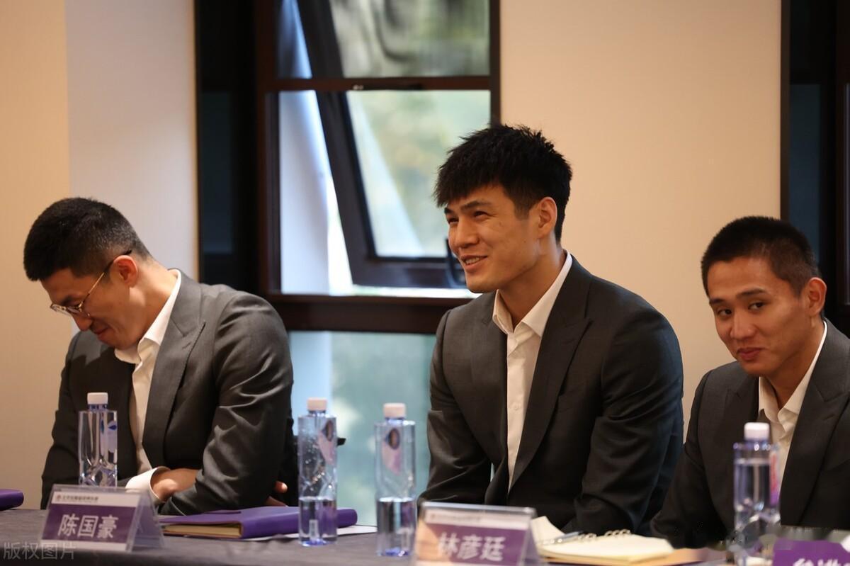 CBA选秀大年出现！是大学生球员太强，还是CBA变弱了？
CBA选秀大会上的大学