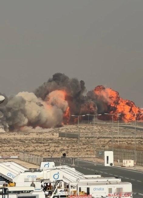 印度“光辉”战机表演时坠毁！[捂脸]
好家伙，印度这次又在全世界面前“拉了坨大的