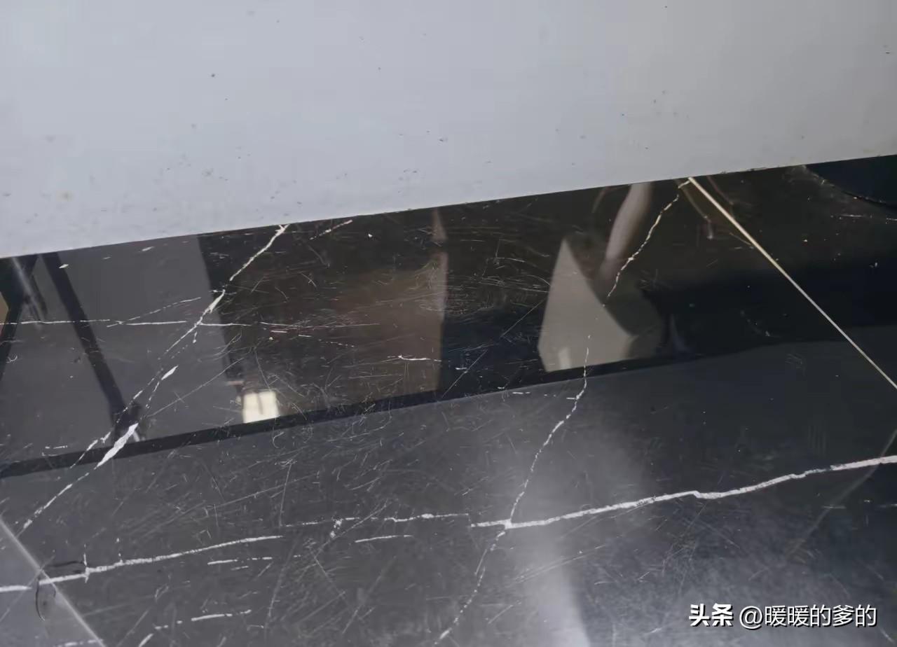 提醒女性朋友们
在公共卫生间
注意这种地板
极度反光