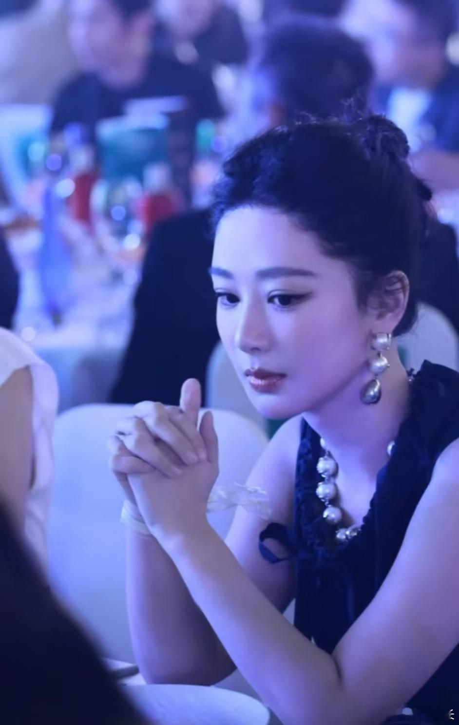 杨紫大花青衣气质杨紫这次线下状态直线回升，面部调整恰到好处，线条干净又自然，没有