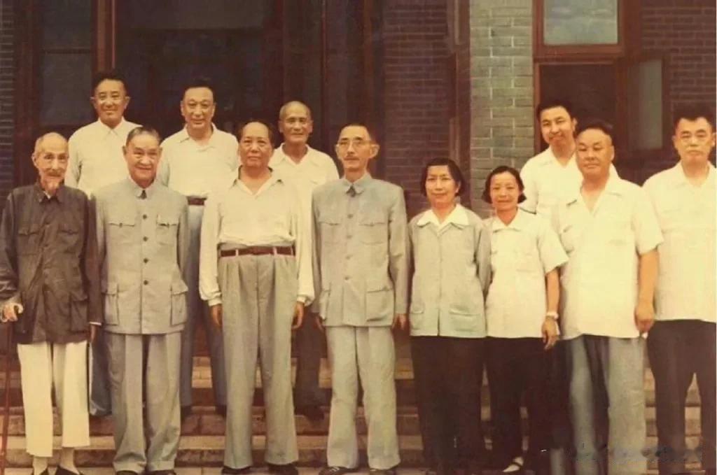 1959年毛主席在长沙接见湖南省委主要负责同志。右三为时任湖南省副省长的华国锋同