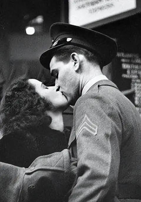 1944年，德国721细菌研究所，一位女管理员哀求负责人亨内博士吻别，博士不假思