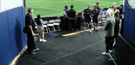 曼联1-2阿森纳热身赛：刚换9号的霍伊伦受伤，被换下新援约罗受伤，被换下曼联球迷