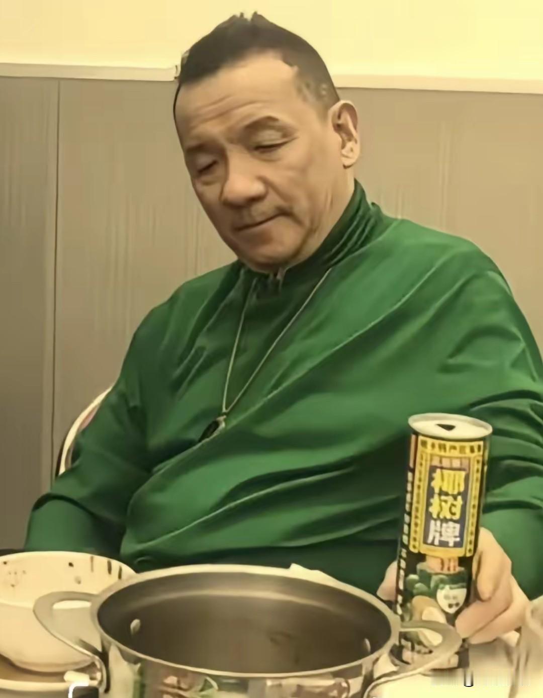 老了，老咯！乍一看都不敢认了，满脸皱纹，皮肤暗黄，看他真上年纪了！
他1959年