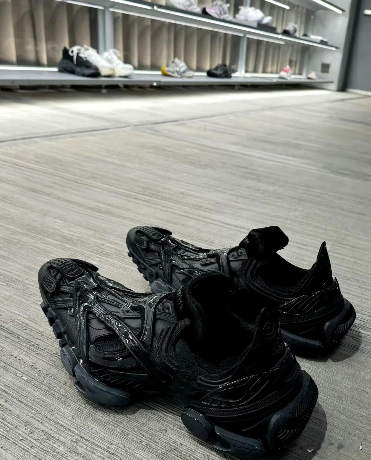 巴黎世家又出了一款新的丑鞋，真是越来越抽象了……[what]
