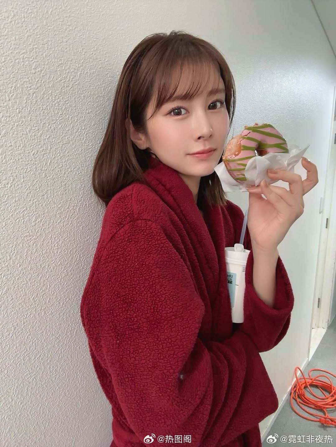 凤美优拍摄完成，奖励自己这个甜甜圈。 热图阁公众号 