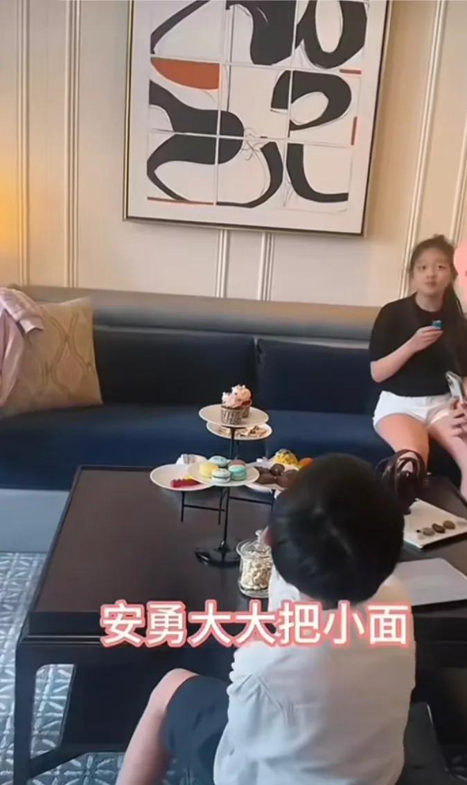 兰姐终于是跟孙子孙女团聚了，
汪小菲新女友也一起去过新年，
进门孩子们就迫不及待