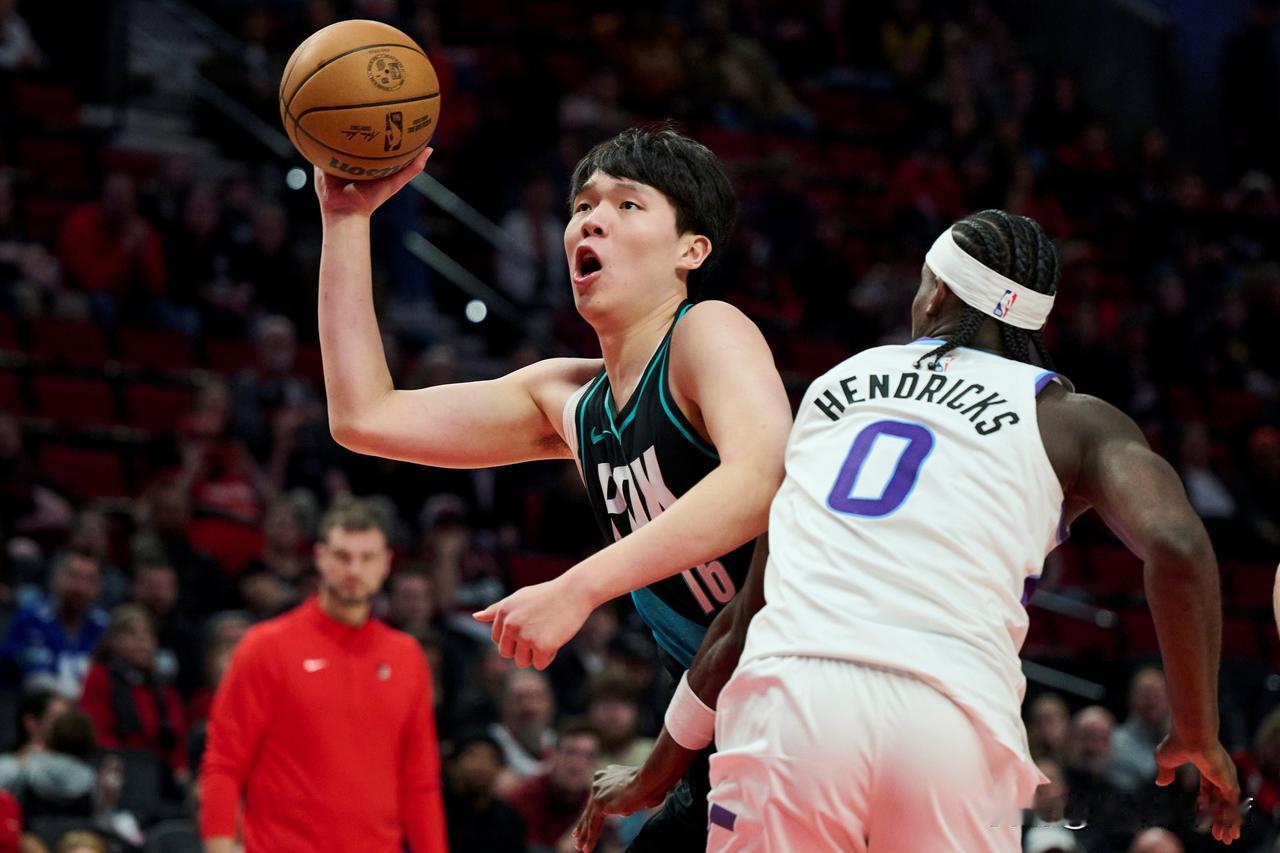 杨瀚森真是等不到机会呀！
开拓者队的首发中锋克林根，作为一名防守型内线，场均竟然