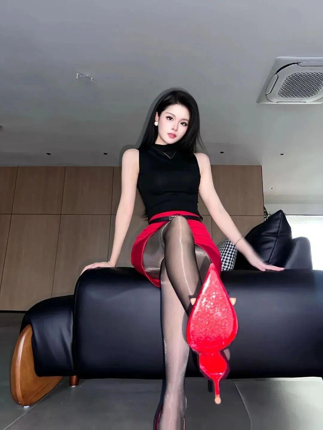 优雅黑红搭配，尽显时尚魅力！穿搭 高雅气质美女 优雅靓丽高跟鞋穿搭分享 时尚女孩