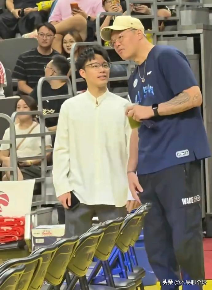 广东宏远赛季首胜；朱芳雨和小陈总耳语
广东宏远男篮主场击败广厦男篮拿下新赛季首胜