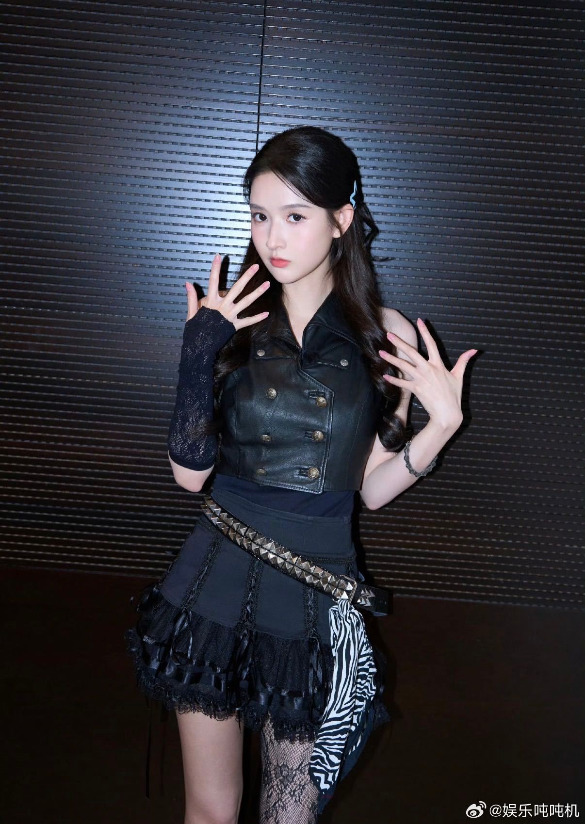王玉雯的袜子手套被设计师认可不愧是内娱活人，搞笑抽象样样在行，时尚审美同样出彩，