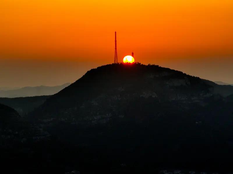健康智慧对联
 
上联：千山迎旭日
下联：四海迎夕阳
