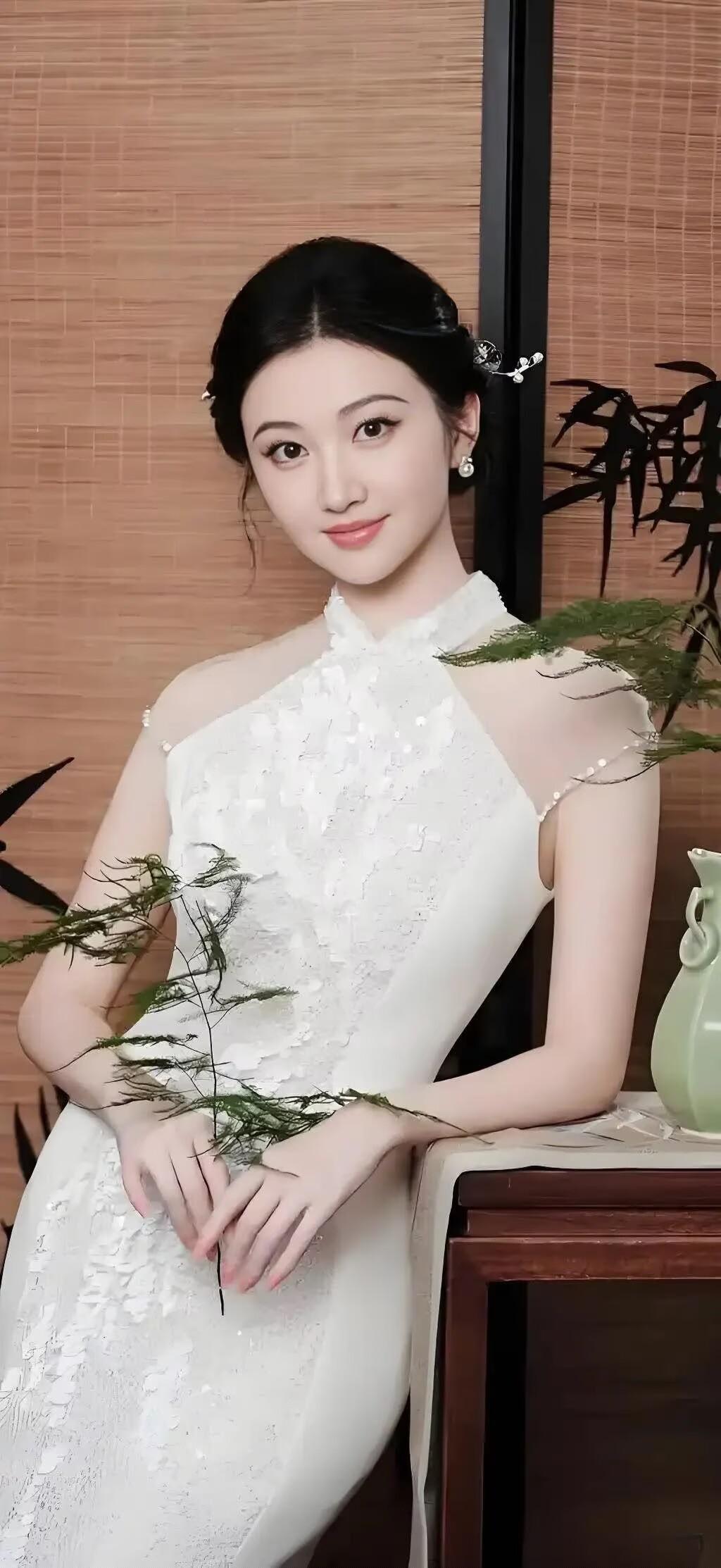 突然心疼景甜了，
没想到一段过往的恋情，
会在今日给她造成这么大的困扰。

8月