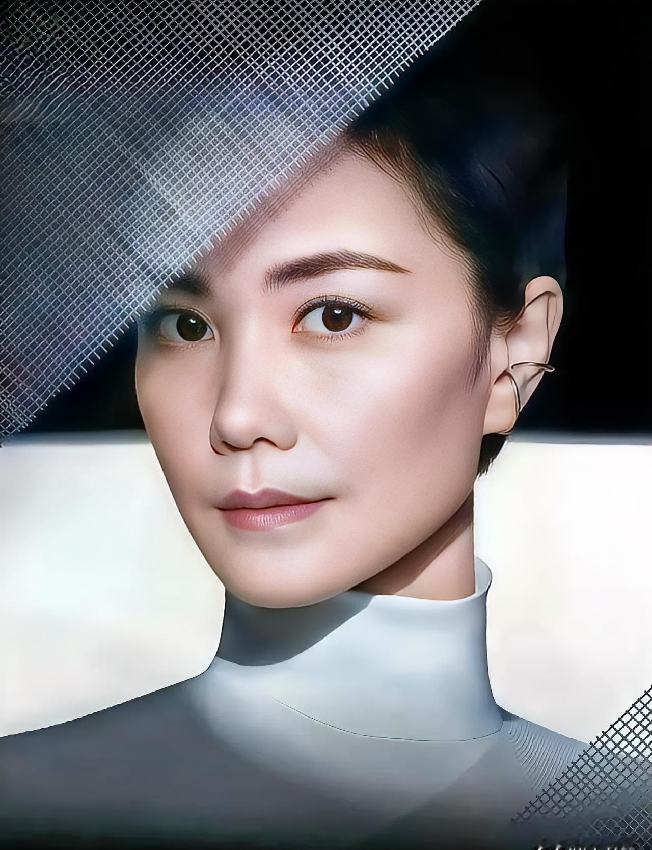 55岁的王菲春晚生图一出，你敢信这背影是奔六的人？
网友炸锅，直呼这哪是天后，分