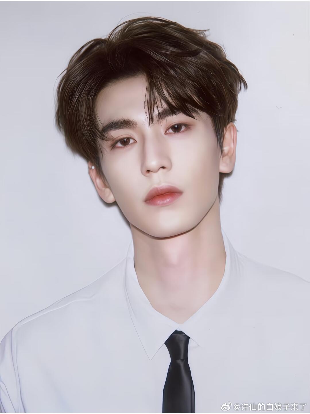 张凌赫出发录开始推理吧这个张凌赫我要看太好看了看不够的那种～～ 