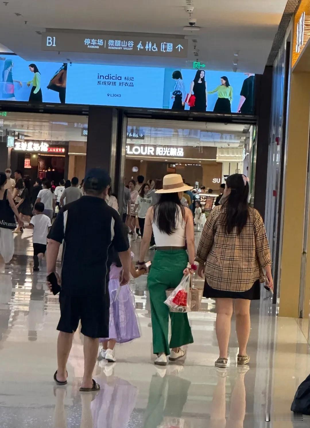 吴倩带着女儿，在武汉一家商场逛街，转眼间女儿都这么大了，不过现场并没有前夫哥在场