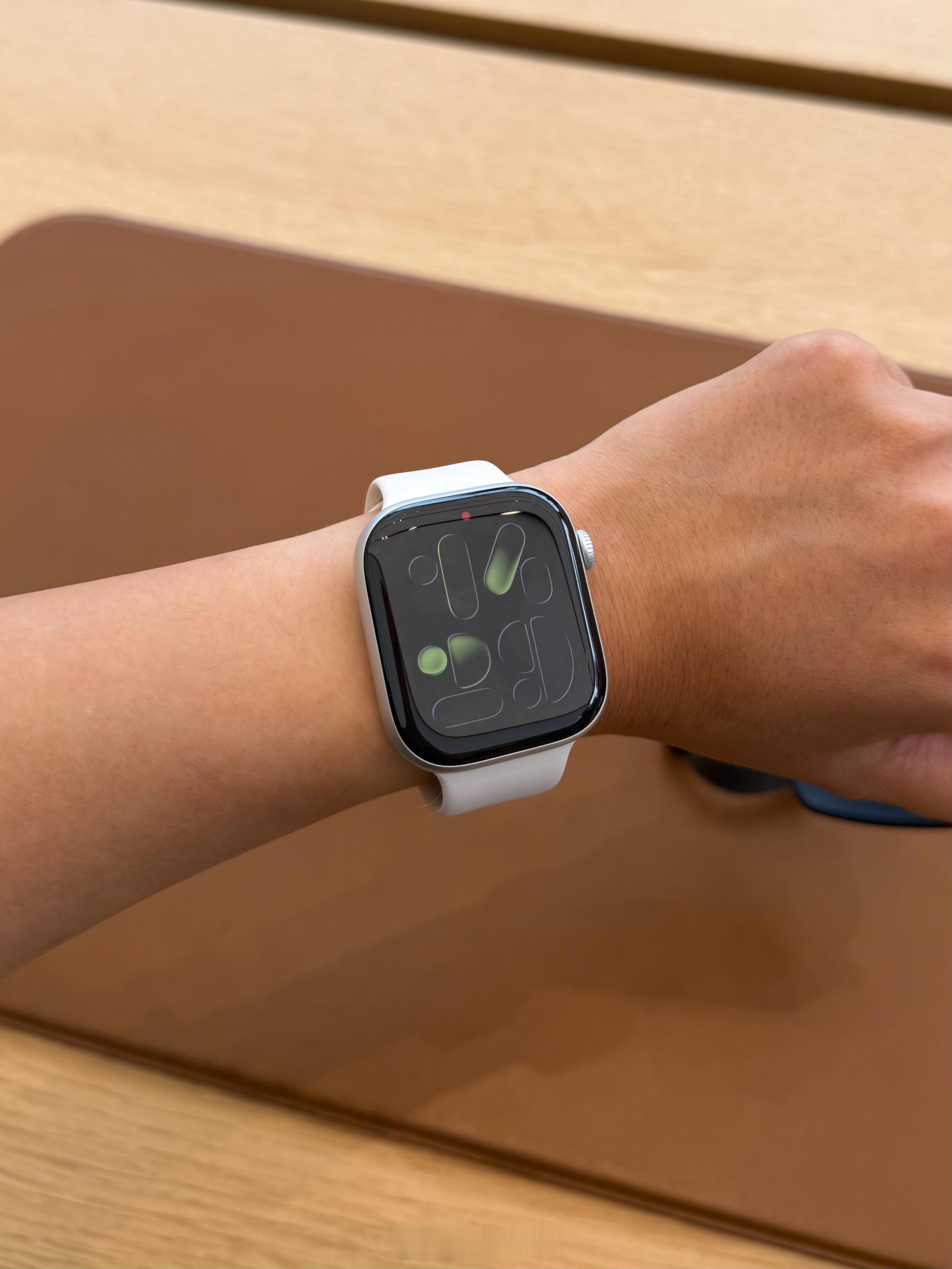 想换个46mm的iwatch是屏幕太大了还是怎么个事儿怎么感觉每个颜色都不太适合