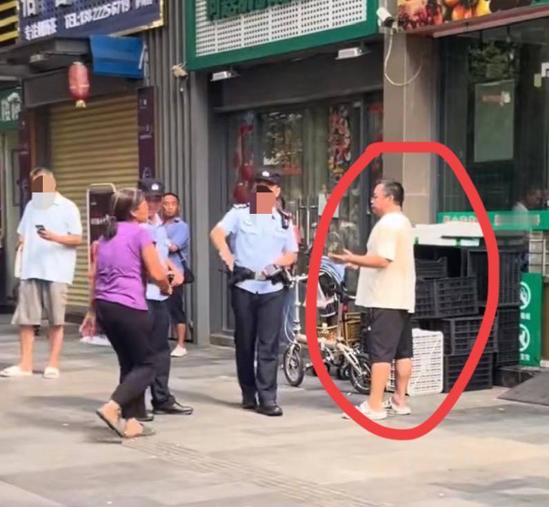 广东男子想吃鸡，还价不成怒而报帽子叔叔，说他二十多年没工作，卖鸡老太不体谅他。真