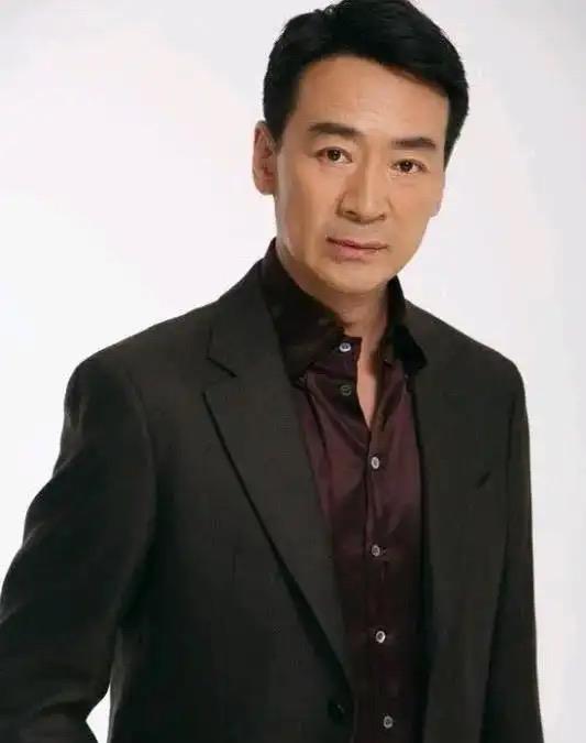 71岁寇振海因年龄差被18岁儿子嫌弃。是的，别人爸爸就是四十几岁，他的爸爸70几