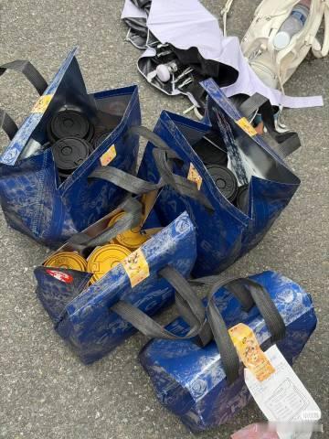 丞磊多次逆应援好暖心丞磊又一次用逆应援回馈粉丝，现场安排霸王茶姬给到等候的众人。