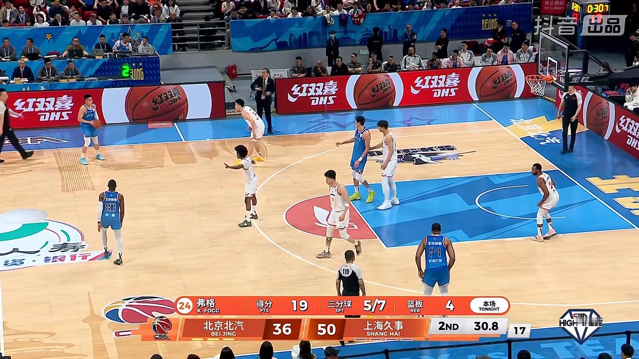 上海队客场对阵北京半场结束上海队领先16分弗格打满上半场9中7得到19份北京男篮