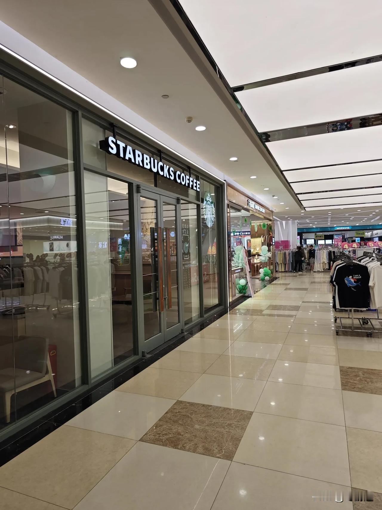 还是，赶上地球日的活动，来薅羊毛，星巴克免费咖啡来一杯。
这家店占地面积可以，座