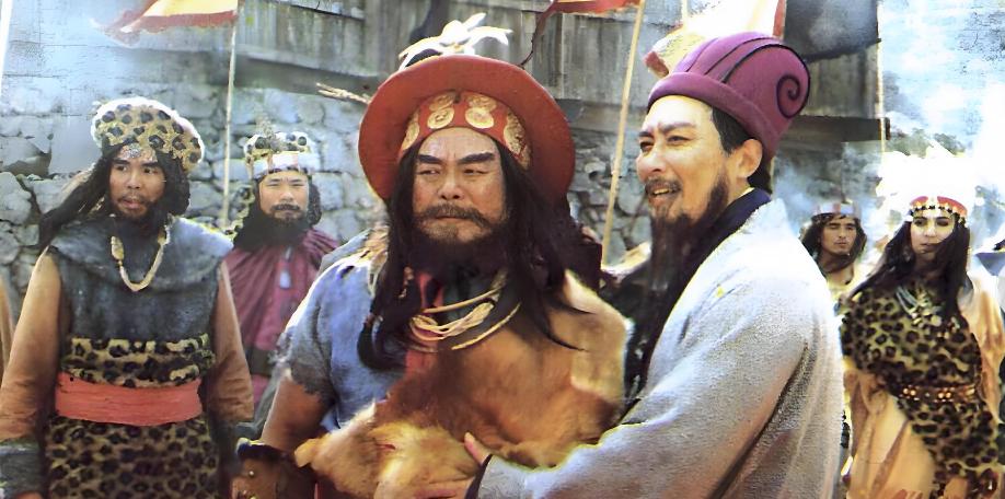 孟获究竟是被诸葛亮打怕了，还是被打服了？我觉得都有。

孟获本是南蛮的部族首领，