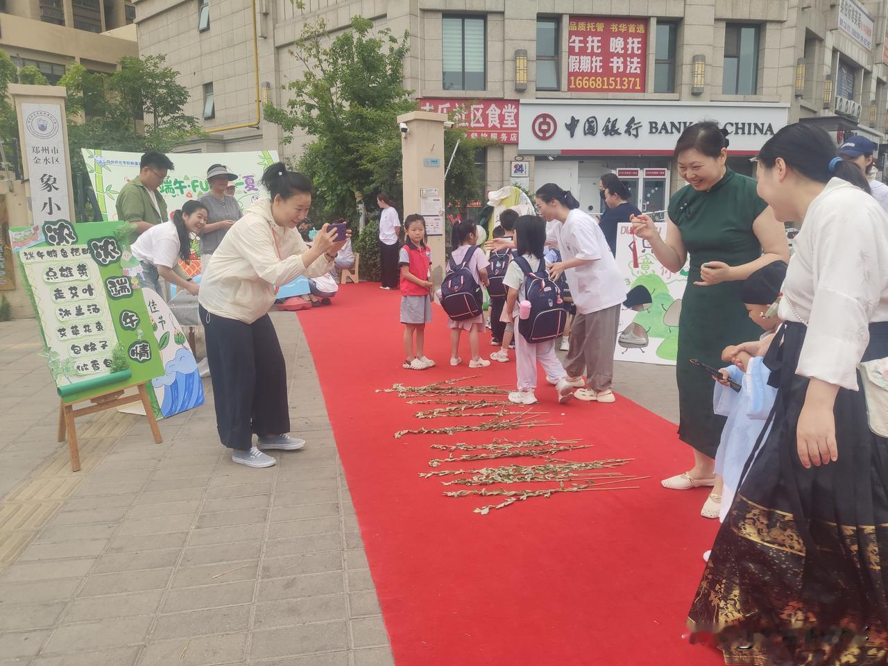 郑州家幼儿园真用心:让孩子们体会浓浓的端午节气息。
今天早上送孩子去幼儿园，到了