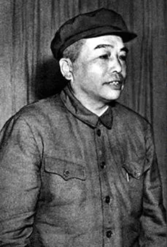 在干热的黄土高原上，正在行军的彭德怀突然发现，有一个战士走起路来，总是拖着重步，